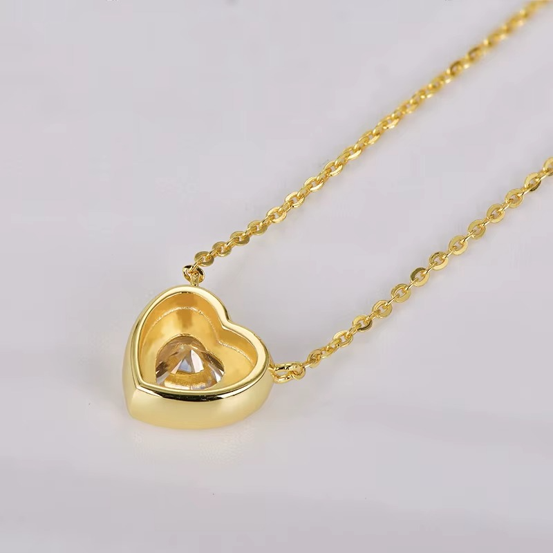 Collar de corazón con diamante moissanita de 1 ct, chapado en oro sobre plata.
