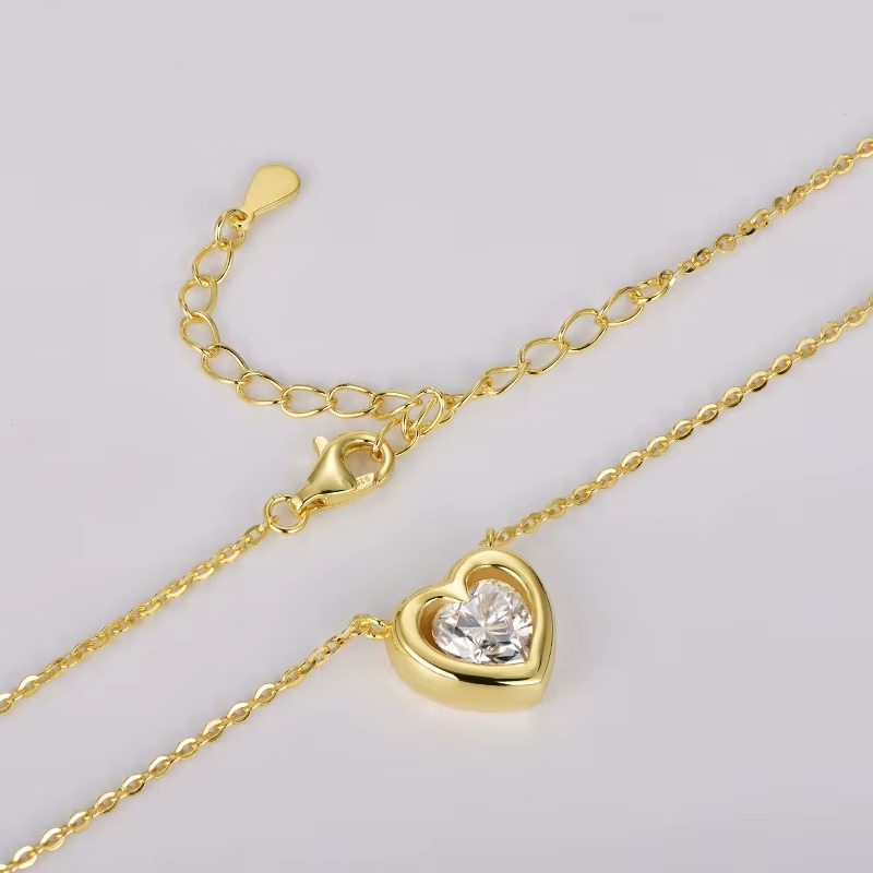 Collar de corazón con diamante moissanita de 1 ct, chapado en oro sobre plata.