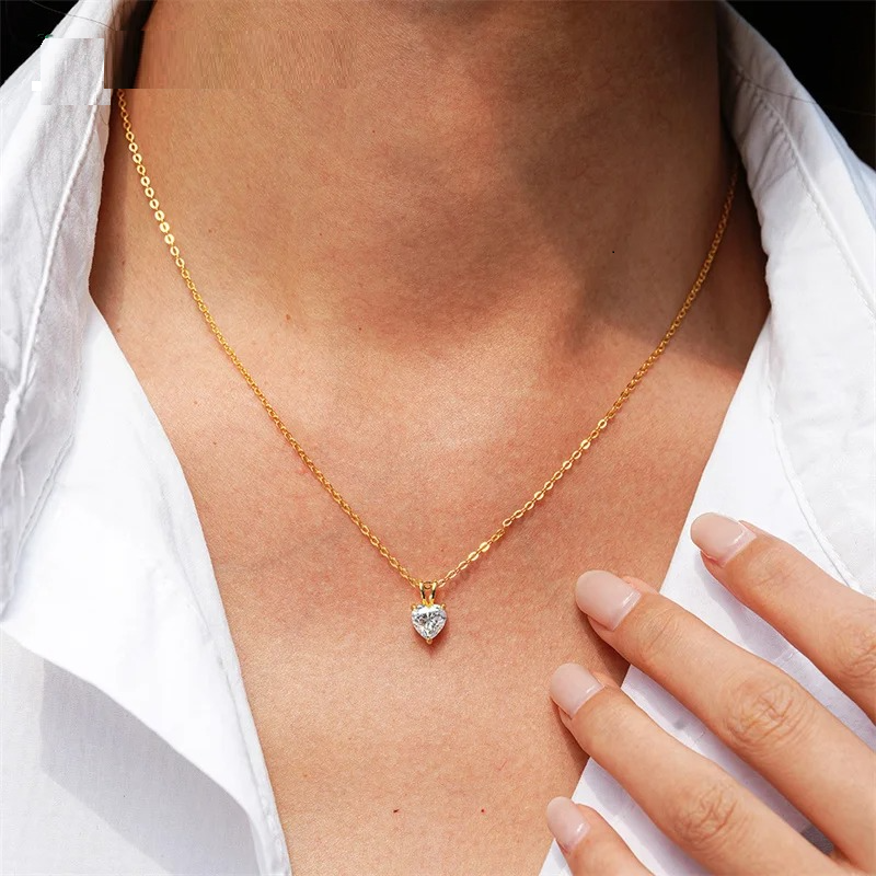 Collar de corazón con diamantes y moissanita de oro de 1 ct sobre plata