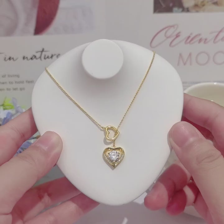 Collar de corazones entrelazados con diamantes en plata de ley 925 bañada en oro de 18 quilates. 